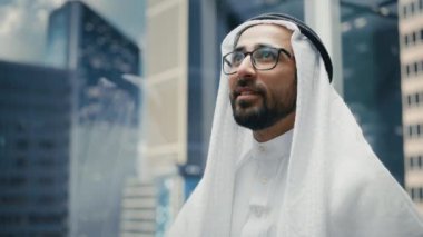 Arap İşadamı Asansöre Biniyor