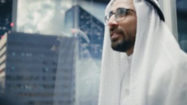 Arap İşadamı Asansöre Biniyor