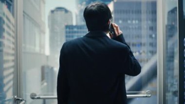 Japon İşadamı Asansöre Binip Akıllı Telefonla Konuşuyor
