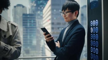 Japon İşadamı Akıllı Telefon Kullanarak Asansöre Biniyor