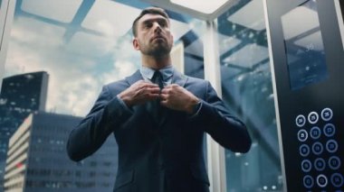 İş adamı Asansör Binicisi Akıllı Telefonla konuşuyor
