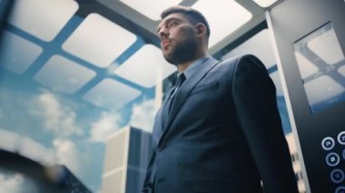 İşadamı Asansöre Binerken Akıllı Telefon Kullanıyor