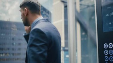 İş adamı Asansör Binicisi Akıllı Telefonla konuşuyor