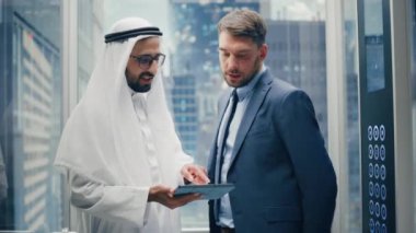 Asansörde İki Uluslararası İşadamı