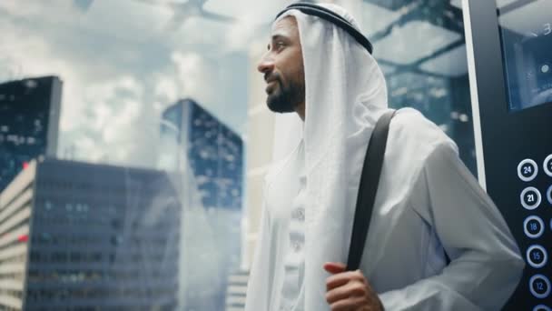 Άραβας επιχειρηματίας ιππασία ασανσέρ — Αρχείο Βίντεο