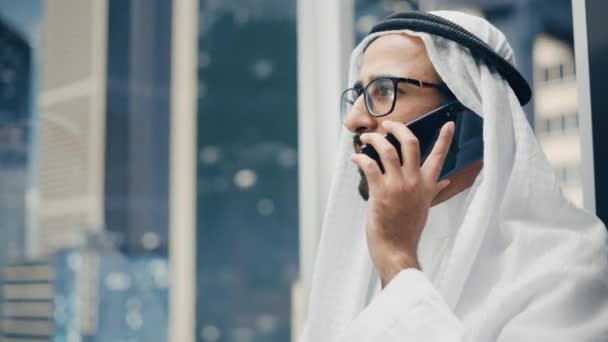 Άραβας επιχειρηματίας ιππασίας Ανελκυστήρας Μιλώντας στο Smartphone — Αρχείο Βίντεο