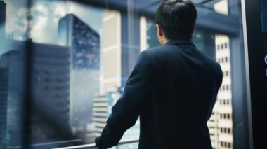Japon İşadamı Asansöre Biniyor