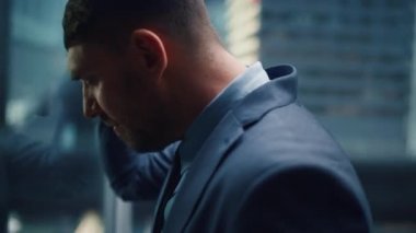 Stresli İşadamı Asansöre Biniyor