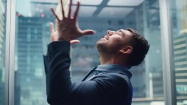 Stresli İşadamı Asansöre Biniyor