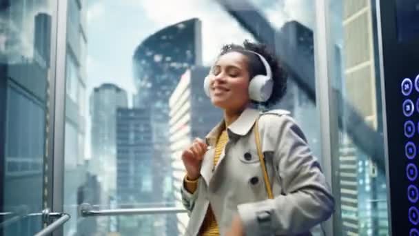 Latin Female Dancing Lisening Music on Elevator — Stock Video