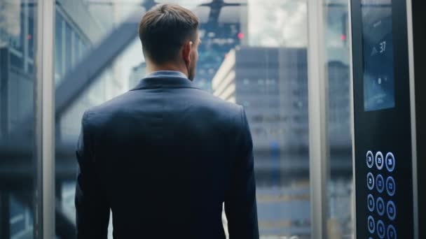 엘리베이터 를 타는 사업가 — 비디오