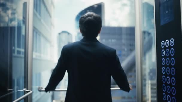 Japanischer Geschäftsmann fährt Fahrstuhl — Stockvideo