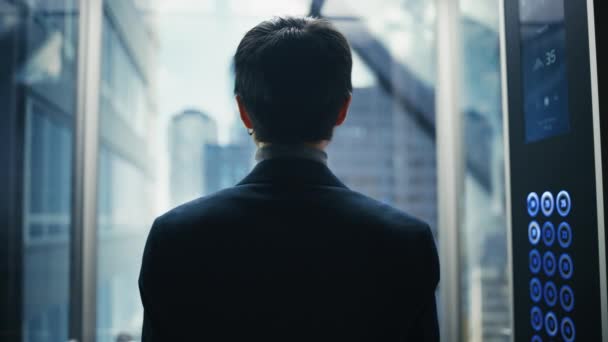 Japansk affärsman åker hiss — Stockvideo
