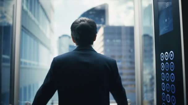 Japanischer Geschäftsmann fährt Fahrstuhl — Stockvideo