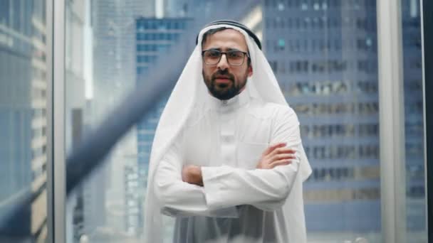 Arabische zakenman paardrijden Lift — Stockvideo