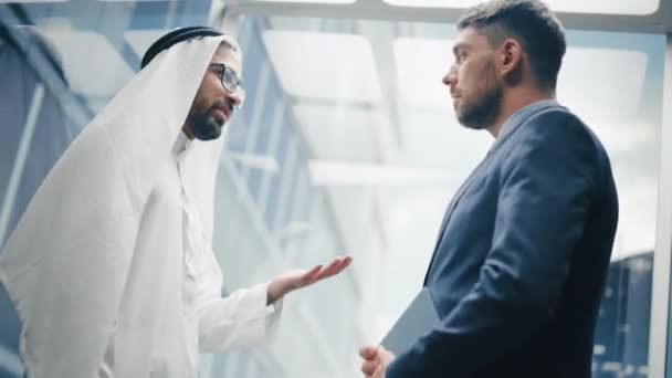 Dois empresários internacionais no elevador — Vídeo de Stock