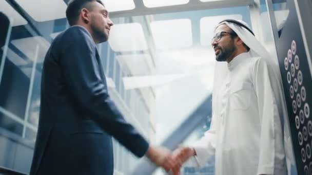 Dos empresarios internacionales en ascensor — Vídeos de Stock