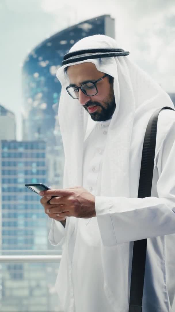 Elevador de montar del hombre de negocios árabe de la pantalla vertical usando Smartphone — Vídeos de Stock