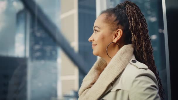 Черная женщина верховая езда лифт в офис — стоковое видео