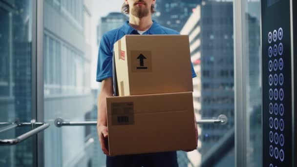 Dodací osoba s kartónovými boxy ve výtahu — Stock video