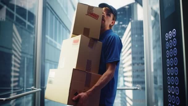 Pessoa de entrega com caixas de papelão no elevador — Vídeo de Stock