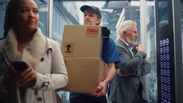 Szállító személy kartondobozokkal a liftben — Stock videók