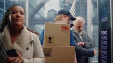 Asansörde karton kutuları olan teslimatçı.