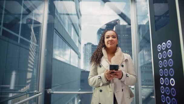Черный лифт для верховой езды в офис с помощью смартфона — стоковое видео