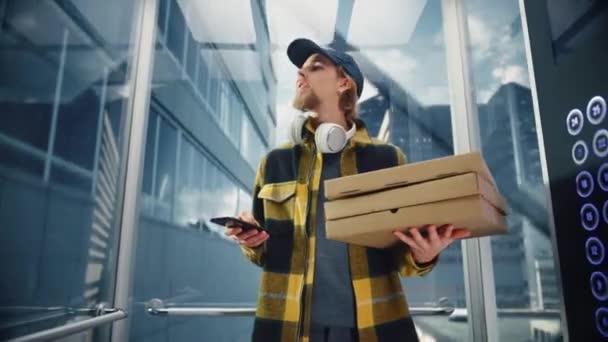 Pizza Delivery Man lovaglás lift — Stock videók