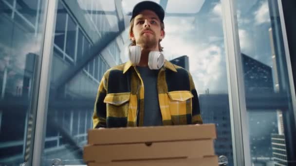 Pizza dostawy człowiek jazda winda — Wideo stockowe
