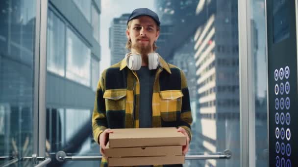 Pizza Delivery Hombre montando elevador — Vídeos de Stock
