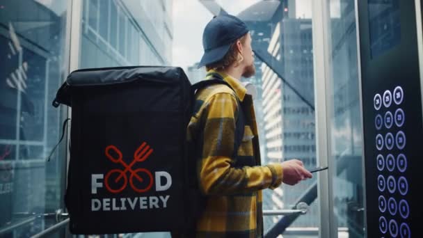 Food Delivery Man jazda winda przy użyciu smartfona — Wideo stockowe