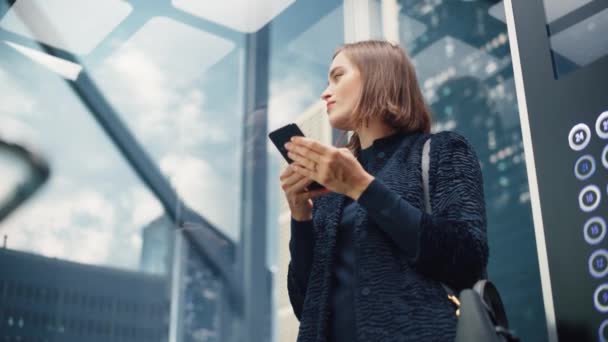 Feminino equitação elevador para o escritório usando Smartphone — Vídeo de Stock