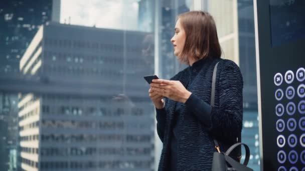 Akıllı Telefon Kullanarak Kadın Asansörü Ofise Gidiyor — Stok video