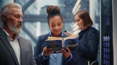 Siyah Kadın Asansör Okuma Defteri