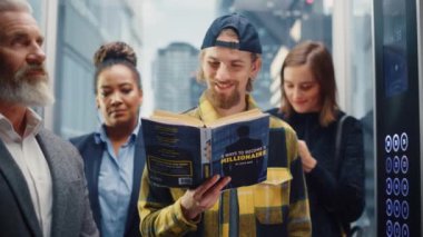 Asansöre binen genç adam kitap okuyor.