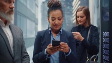 Akıllı Telefon Kullanarak Siyah Kadın Asansörü Ofise Gidiyor