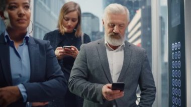 Orta Çağ İşadamı Asansörde Akıllı Telefon Kullanıyor