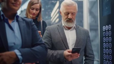 Orta Çağ İşadamı Asansörde Akıllı Telefon Kullanıyor