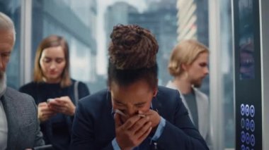 Kalabalık Asansörde Kadın Hapşırıyor