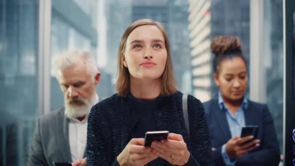 엘리베이터 에 앉아 스마트폰을 사용하는 다양 한 사업가들 — 비디오