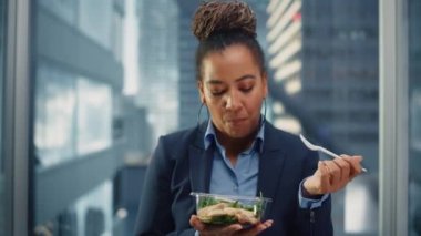 Asansörde Salata Yiyen Kadın