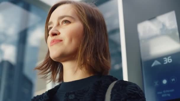 Fahrstuhl für Frauen ins Büro — Stockvideo