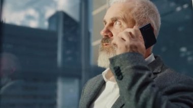 Orta Çağ İşadamı Asansöre Biniyor Telefonda konuşuyor