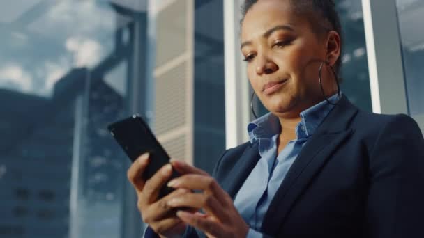 Elevador femenino negro a la oficina usando Smartphone — Vídeo de stock