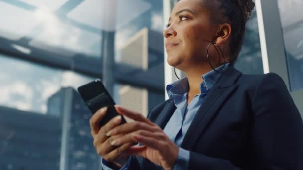 Zwarte vrouwelijke paardrijden Lift naar Office met behulp van Smartphone — Stockvideo