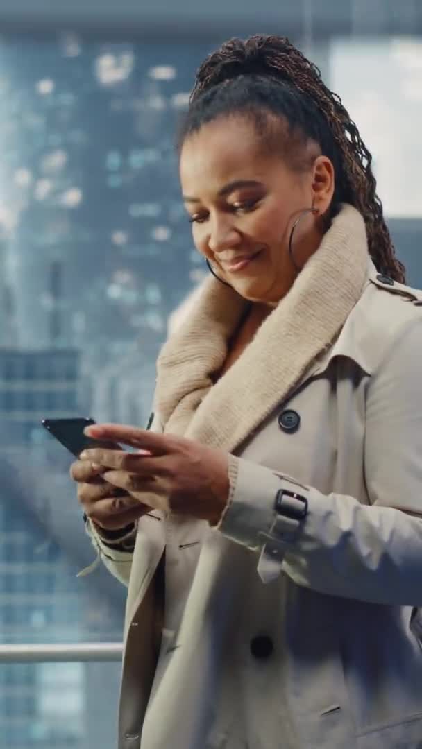 Ascensore di guida femminile nero a schermo verticale per ufficio utilizzando S — Video Stock