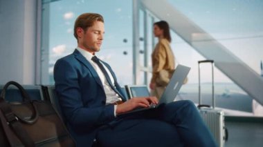 İşadamı laptopta çalışıyor. Havaalanında bekliyor.
