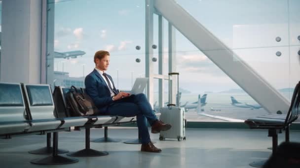ビジネスマンがノートパソコンで働く空港ターミナルで待っています — ストック動画