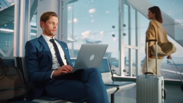 ビジネスマンがノートパソコンで働く空港ターミナルで待っています — ストック動画